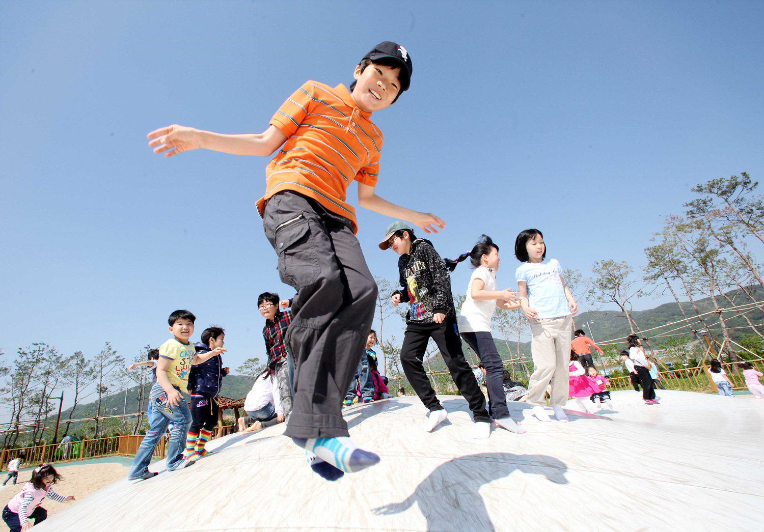 바운싱돔을 이용하는 어린이들의 모습