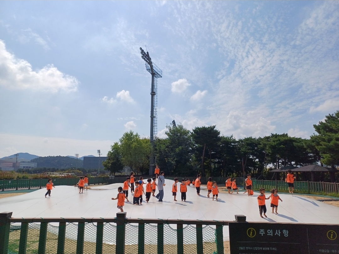 바운싱돔을 이용하는 어린이들의 전체 모습