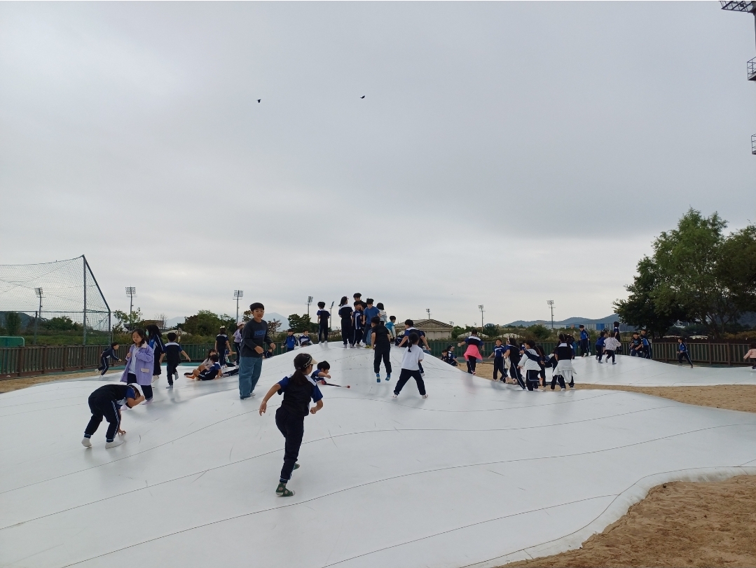 바운싱돔을 이용하는 어린이들의 뒷모습