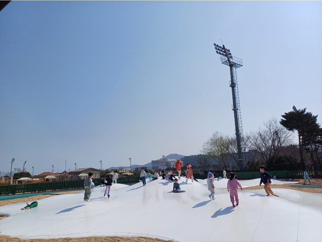 바운싱돔을 이용하는 전체 어린이들의 모습