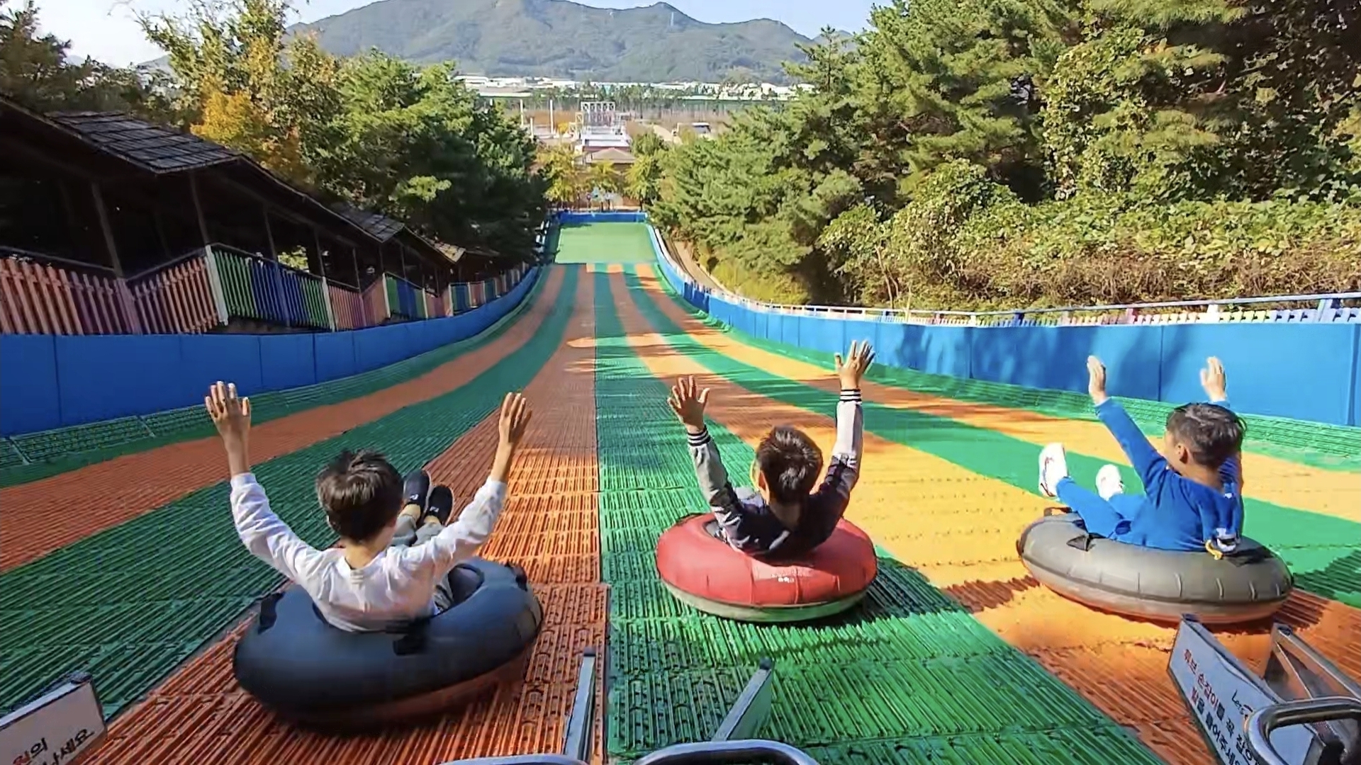 슬레드힐 - 아이 세명이 썰매를 타고 내려가는 이미지