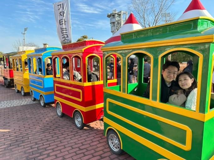 투어기차 측면 모습